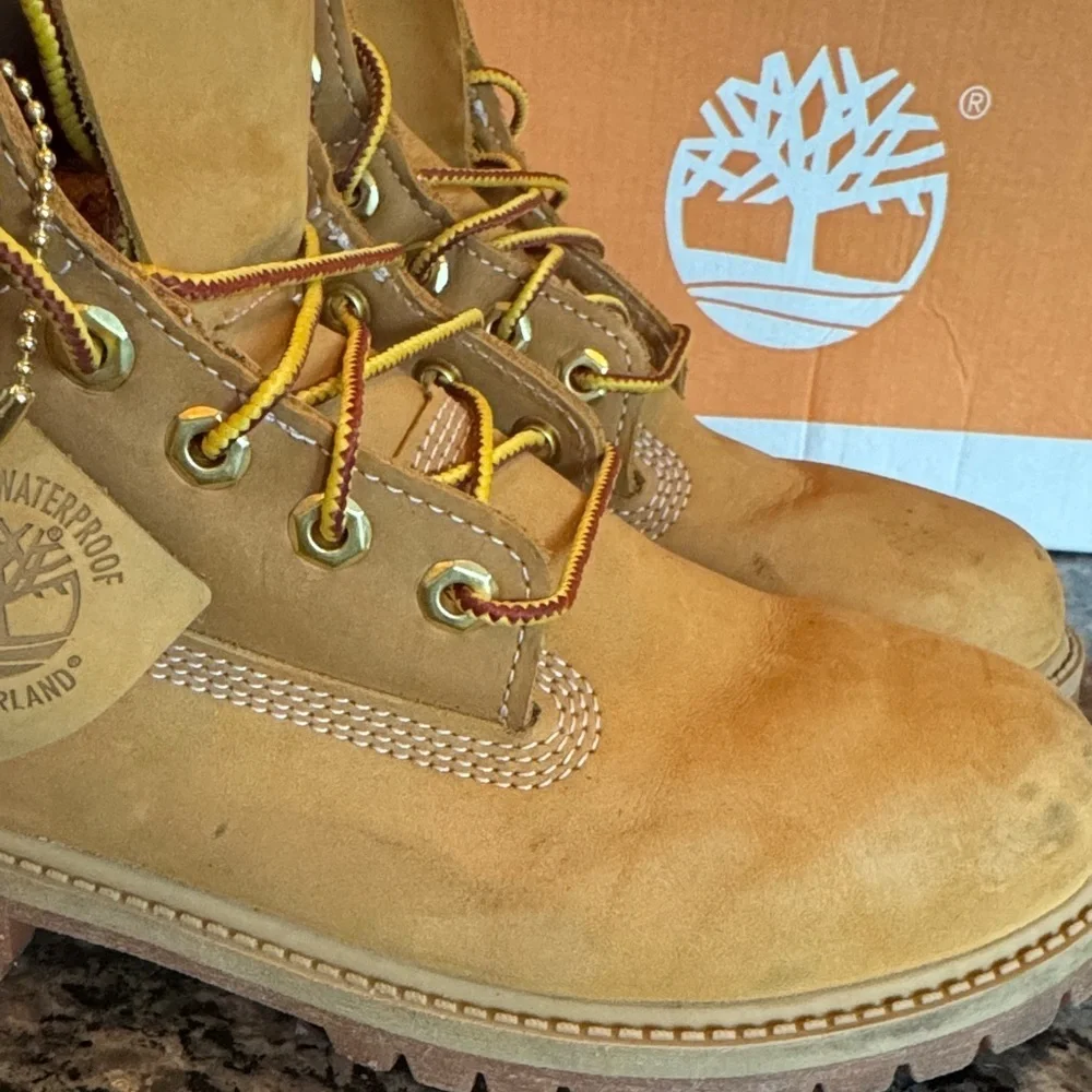 Timberland classic wheat nubuck Brown and Tan Boots 5 juniors EUC